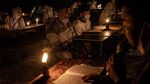 Sambut Lailatul Qadar, Santri Baca Quran Dengan Cahaya Lilin
