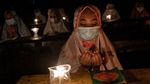 Sambut Lailatul Qadar, Santri Baca Quran Dengan Cahaya Lilin
