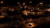Para santri menjalani ritual Nuzulul Quran dan Lailatul Qadar (Malam Takdir) yang menandai malam di mana Alquran pertama kali diturunkan kepada Nabi Muhammad.  