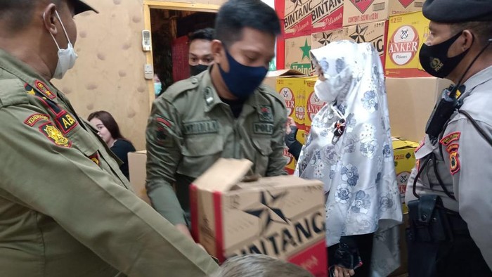 Satpol PP Makassar Razia Warung, Puluhan Miras Diamankan