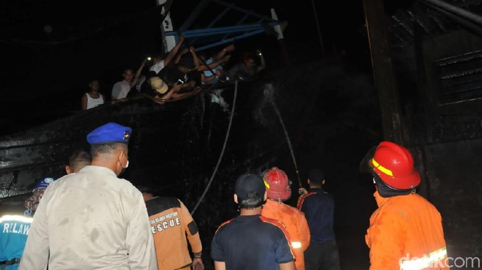 Sebuah kapal yang sedang bersandar di pos pelabuhan Juwana II, Pati, terbakar, Senin (3/5/2021).