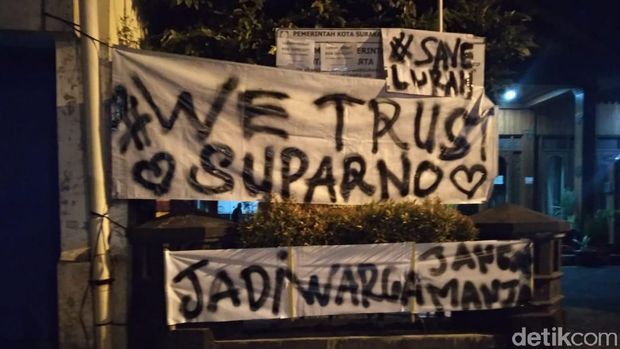 Spanduk dukungan untuk Lurah Gajahan Suparno yang dicopot Gibran terkait pungli. Spanduk ini dipasang di depan Kantor Kelurahan Gajahan pada malam hari, tapi sudah dicopot pada pagi hari. Foto ini menyebar di grup WA.