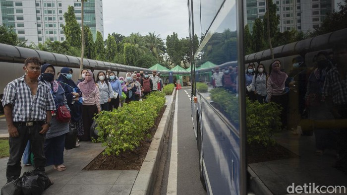 Stasiun Tanah Abang Tutup, Pemprov Sediakan Bus Gratis Warga mengantre di Stasiun Tanah Abang, Jakarta, Senin (3/5/2021). Pemerintah Provinsi (Pemprov) DKI Jakarta menyediakan layanan bus TransJakarta gratis bagi para penumpang yang tidak bisa naik KRL dari Stasiun Tanah Abang.