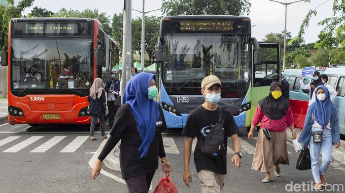 Warga mengantre di Stasiun Tanah Abang, Jakarta, Senin (3/5/2021). Pemerintah Provinsi (Pemprov) DKI Jakarta menyediakan layanan bus TransJakarta gratis bagi para penumpang yang tidak bisa naik KRL dari Stasiun Tanah Abang.