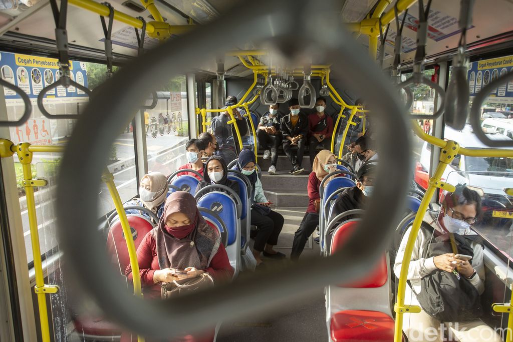 Warga mengantre di Stasiun Tanah Abang, Jakarta, Senin (3/5/2021). Pemerintah Provinsi (Pemprov) DKI Jakarta menyediakan layanan bus TransJakarta gratis bagi para penumpang yang tidak bisa naik KRL dari Stasiun Tanah Abang.