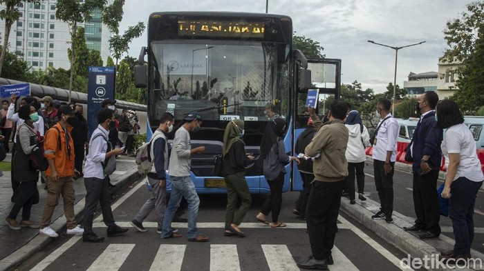 Warga mengantre di Stasiun Tanah Abang, Jakarta, Senin (3/5/2021). Pemerintah Provinsi (Pemprov) DKI Jakarta menyediakan layanan bus TransJakarta gratis bagi para penumpang yang tidak bisa naik KRL dari Stasiun Tanah Abang.