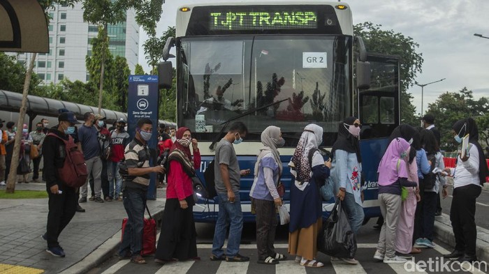 Warga mengantre di Stasiun Tanah Abang, Jakarta, Senin (3/5/2021). Pemerintah Provinsi (Pemprov) DKI Jakarta menyediakan layanan bus TransJakarta gratis bagi para penumpang yang tidak bisa naik KRL dari Stasiun Tanah Abang.
