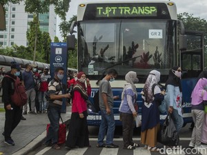 Bus Gratis untuk Alihkan Penumpang KRL dari Tanah Abang Juga Penuh