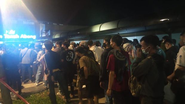 Antrean penumpang di Stasiun Tanah Abang malam ini, Senin (3/5/2021).
