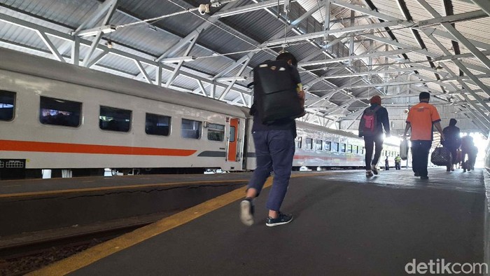 Masa larangan mudik akan berlaku mulai 6-17 Mei. Hingga H-3 mudik dilarang, tidak ada lonjakan pemudik di Stasiun Wonokromo, Surabaya.