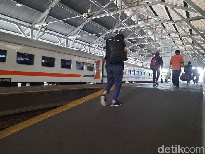 Masa larangan mudik akan berlaku mulai 6-17 Mei. Hingga H-3 mudik dilarang, tidak ada lonjakan pemudik di Stasiun Wonokromo, Surabaya.