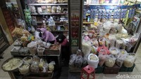 Aktivitas sejumlah pedagang kebutuhan pokok di Pasar Beringharjo, Kota Yogyakarta, Yogyakarta, Senin (3/5/2021).