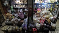 Tapi kali ini tidak demikian. Para pedagang yang berjualan di Pasar Beringharjo pun tetap mengaku bersyukur karena masih bisa berjualan dan ada pembeli meski tak seperti hari-hari normal biasanya.