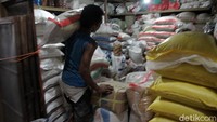 Seorang kuli panggul menggotong beras ke dalam gudang untuk memenuhi kebutuhan stok jelang lebaran. Tim Pengendali Inflasi (TPID) DI Yogyakarta telah melakukan pemantauan di berbagai pasar baik tradisional maupun modern di Yogya. Dalam pantauan yang sudah dilakukan, bisa disimpulkan bahwa ketersediaan bahan-bahan pokok di DI Yogya terbilang aman dan lebih dari cukup. 