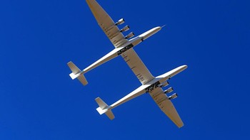 Stratolaunch Roc mencapai ketinggian maksimum 14.000 kaki (4.267 meter) dan kecepatan tertinggi 119 mph (320 kph) selama pengujian tersebut. Foto: AP/Matt Hartman