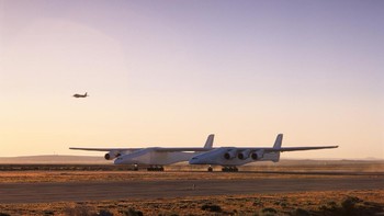 Burung besi satu ini terbilang unik, karena mempunyai dua fuselage dan dirancang untuk menembus ketinggian tertentu untuk melepas roket ke luar angkasa. Itu memang niat awal pembuatan pesawat tersebut. Kini, Stratolaunch Roc dimanfaatkan untuk melepaskan pesawat supersonik. Foto: Stratolaunch