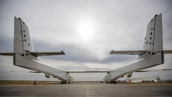 Peluncuran Talon-A menggunakan Stratolaunch Roc tentunya tidak dalam waktu dekat ini. Sebab, pesawat terbesar dunia ini perlu melakukan penerbangan solo tambahan lagi hingga dinyatakan siap. Jika semua berjalan sesuai rencana, peluncuran Talon-A akan dilakukan awal tahun depan. Foto: Stratolaunch
