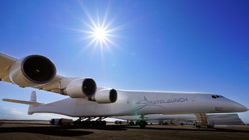 Kini dinamakan sebagai Stratolaunch Roc, ia kembali mengudara setelah dua tahun mati suri dan berpindah kepemilikan dari tangan pembuatnya ke sebuah perusahaan baru. Foto: Stratolaunch