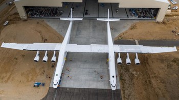 Stratolaunch berbentuk unik karena mempunyai dua fuselage, dan ia didesain untuk terbang di ketinggian 35 ribu kaki. Pesawat ini bukan untuk kebutuhan komersil, namun untuk menerbangkan roket saat terbang di angkasa. Foto: Stratolaunch