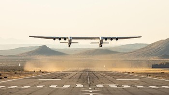 Sebagaimana dikutip dari Space, Sabtu (1/5/2021), uji terbang Stratolaunch Roc dinyatakan berhasil setelah mengitari wilayah Mojave selama tiga jam 14 menit. Foto: Stratolaunch