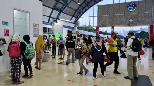Suasana di Stasiun Palmerah (Farih-detikcom)