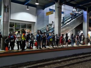 Penumpang Membeludak di Stasiun Palmerah Imbas Tanah Abang Ditutup