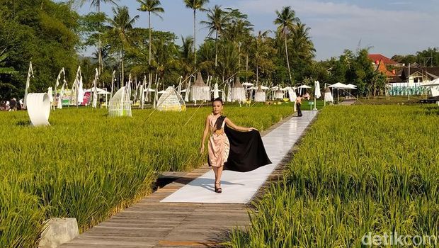 Suasana fashion show yang berlangsung di lokasi area persawahan SvargaBumi Borobudur, Kabupaten Magelang, Jawa Tengah