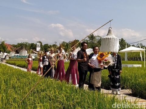 Suasana fashion show yang berlangsung di lokasi area persawahan SvargaBumi Borobudur, Kabupaten Magelang, Jawa Tengah