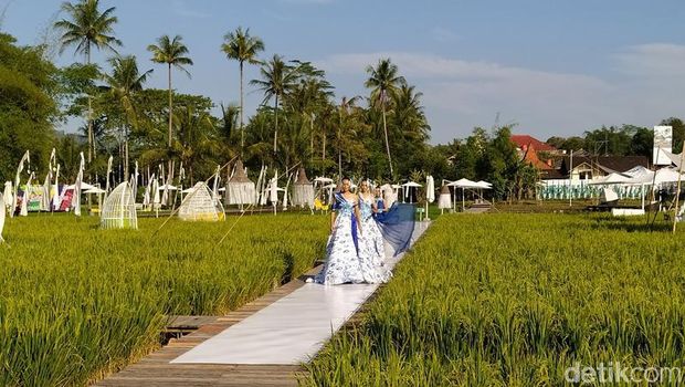 Suasana fashion show yang berlangsung di lokasi area persawahan SvargaBumi Borobudur, Kabupaten Magelang, Jawa Tengah