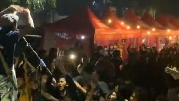 Suasana kerumunan di Cibis Park saat Superglad di atas panggung