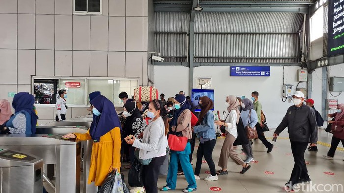 Suasana Stasiun Tanah Abang.