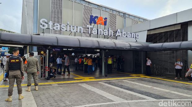 Suasana Stasiun Tanah Abang.