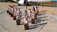 SUPER Crew semakin percaya diri dengan perpaduan sepatu sneakers putih. Keputusan mengenakan sneakers ini karena satu jenis sepatu paling populer di kalangan anak muda, perkembangannya sangat disukai khususnya di kalangan generasi SUPER Crew (dok Super Air Jet)