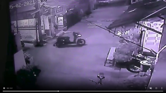 Tangkapan layar video maling saat hendak tabrak pagar di Sunter. Foto screenshot Instagram @kontributorjkt