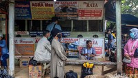 Mereka datang ke sana untuk mudik dengan menggunakan bus.