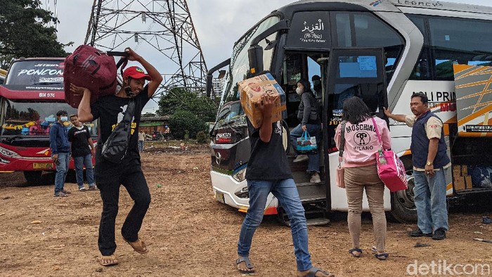 Jelang pemberlakuan larangan mudik pada 6 Mei mendatang sejumlah pemudik mulai datangi Terminal Ciledug, Tangerang. Mereka datang agar dapat mudik lebih awal.