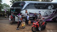 Terminal Ciledug pun jadi salah satu lokasi yang didatangi para calon pemudik yang hendak mudik menggunakan transportasi darat.