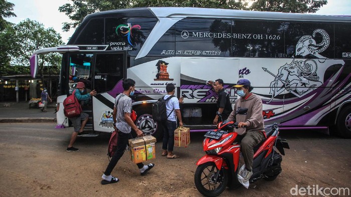 Jelang pemberlakuan larangan mudik pada 6 Mei mendatang sejumlah pemudik mulai datangi Terminal Ciledug, Tangerang. Mereka datang agar dapat mudik lebih awal.
