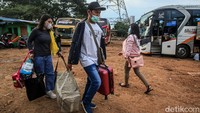 Sejumlah warga berdatangan ke Terminal Ciledug untuk mudik menggunakan bus. Mereka tampak membawa sejumlah barang bawaan.