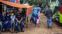 Menjelang penyekatan, jumlah calon pemudik yang berangkat dari terminal bayangan ini meningkat.