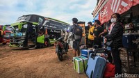 Para calon pemudik mendatangi Terminal Ciledug, Kota Tangerang, Senin (3/5/2021).