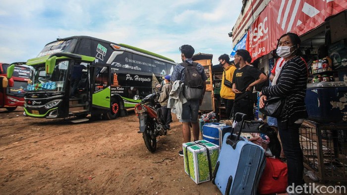 Terminal Bayangan di Tangerang Ramai Pemudik Sebelum Mudik Dilarang Jelang pemberlakuan larangan mudik pada 6 Mei mendatang sejumlah pemudik mulai datangi Terminal Ciledug, Tangerang. Mereka datang agar dapat mudik lebih awal.