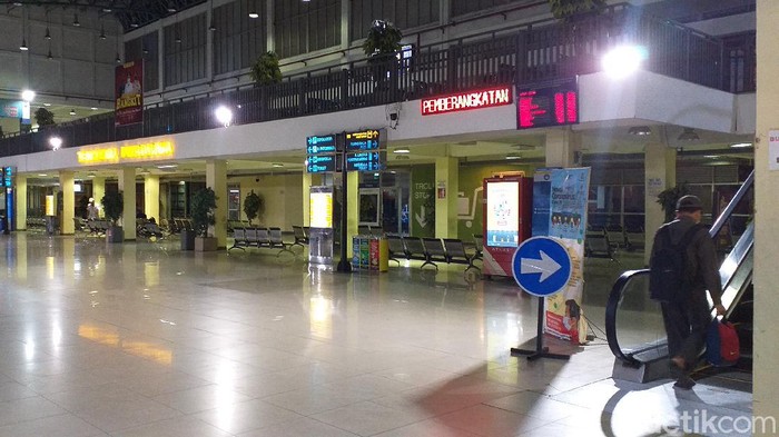 Menjelang masa larangan mudik, Terminal Purabaya yang berada di Bungurasih, Sidoarjo masih terpantau sepi. Kondisi seperti itu terpantau sejak sore hingga malam ini.