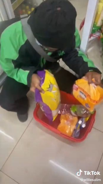 TikToker Willie Salim traktir ojol belanja di minimarket