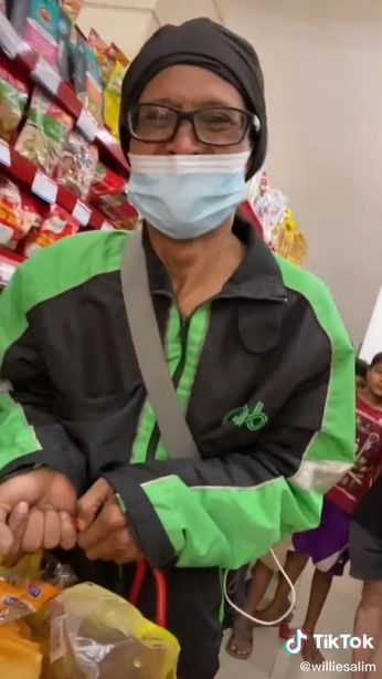 TikToker Willie Salim traktir ojol belanja di minimarket