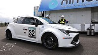 Mesin hidrogen ini berbeda dengan kendaraan listrik sel bahan bakar (FCEV) seperti Toyota Mirai. FCEV menggunakan sel bahan bakar di mana hidrogen bereaksi secara kimia dengan oksigen di udara untuk menghasilkan listrik yang akan menggerakkan motor listrik.  Foto: Dok. Toyota