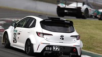 Toyota Corolla Sport ini menggendong mesin tiga silinder turbo denga intercooler 1.618 cc dengan bahan bakar hidrogen yang dikompresi. Kecuali untuk pembakaran oli mesin dalam jumlah kecil--yang juga terjadi pada mesin bensin--mesin hidrogen tidak mengeluarkan CO2 saat dikendarai. Foto: Dok. Toyota