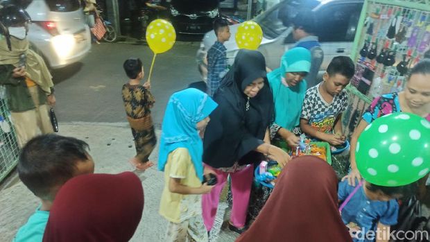 Tradisi turun temurun weh buweh atau saling menukar jajanan di malam 21 Ramadhan di Demak, Jawa Tengah.