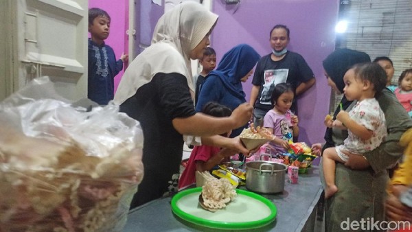 Anak-anak ditemani ibu dan sanak keluarganya nampak antusias membawa dan mencari jajanan yang ia sukai untuk ditukarkan. Tradisi weh buweh tersebut bertujuan memberikan edukasi terhadap anak untuk bersedekah. (Mochamad Saifudin/detikTravel) Anak-anak ditemani ibu dan sanak keluarganya nampak antusias membawa dan mencari jajanan yang ia sukai untuk ditukarkan. Tradisi weh buweh tersebut bertujuan memberikan edukasi terhadap anak untuk bersedekah. (Mochamad Saifudin/detikTravel)