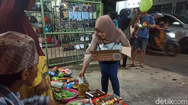 Setiap rumah di wilayah kampung Sampangan, Kelurahan Bintoro, Demak menyediakan makanan dan jajanan yang ditaruh di atas meja depan rumah. Bukan untuk dijual, namun bebas dinikmati tetangga. Inilah tradisi Weh Buweh yang sudah dilaksanakan turun temurun. (Mochamad Saifudin/detikTravel) Setiap rumah di wilayah kampung Sampangan, Kelurahan Bintoro, Demak menyediakan makanan dan jajanan yang ditaruh di atas meja depan rumah. Bukan untuk dijual, namun bebas dinikmati tetangga. Inilah tradisi Weh Buweh yang sudah dilaksanakan turun temurun. (Mochamad Saifudin/detikTravel)